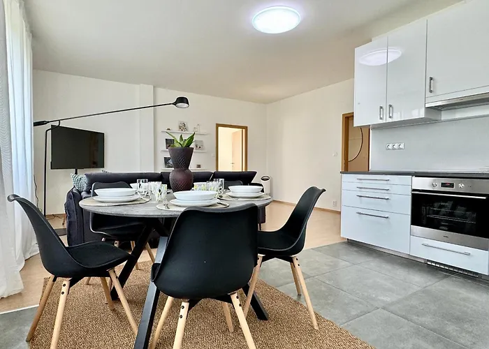 Lägenhet 96m2 Designer Apartment, Free Garage Parking *